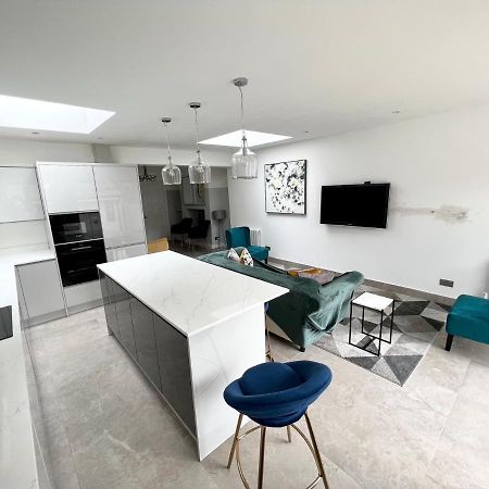 3 Cosy Homes Walking Distance To Mall With Parking Available To Book Separately 3 Bed House Or 1 Bed Apartment Or Studio Londra Exterior foto