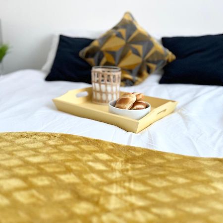 3 Cosy Homes Walking Distance To Mall With Parking Available To Book Separately 3 Bed House Or 1 Bed Apartment Or Studio Londra Exterior foto