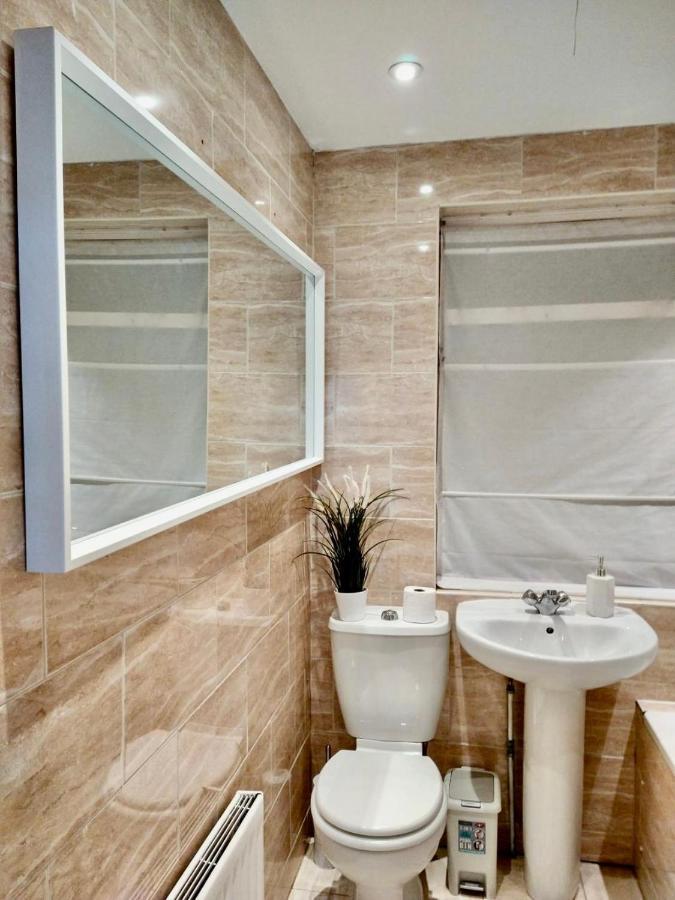 3 Cosy Homes Walking Distance To Mall With Parking Available To Book Separately 3 Bed House Or 1 Bed Apartment Or Studio Londra Exterior foto