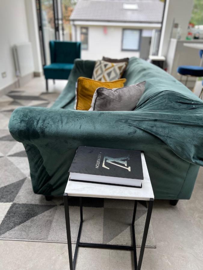 3 Cosy Homes Walking Distance To Mall With Parking Available To Book Separately 3 Bed House Or 1 Bed Apartment Or Studio Londra Exterior foto