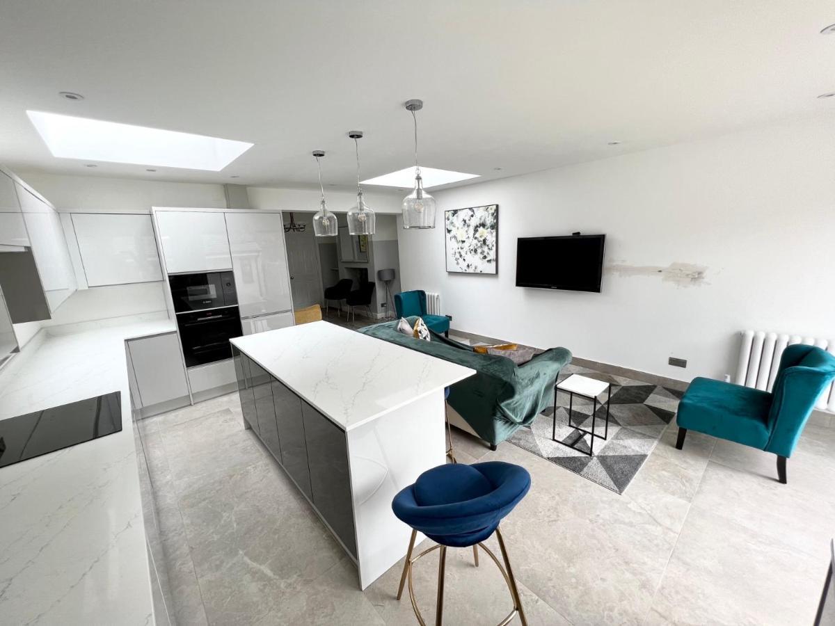 3 Cosy Homes Walking Distance To Mall With Parking Available To Book Separately 3 Bed House Or 1 Bed Apartment Or Studio Londra Exterior foto