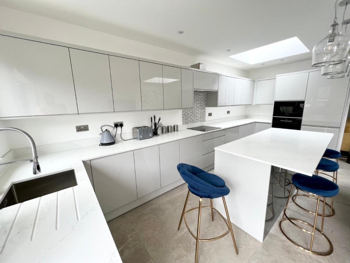 3 Cosy Homes Walking Distance To Mall With Parking Available To Book Separately 3 Bed House Or 1 Bed Apartment Or Studio Londra Exterior foto