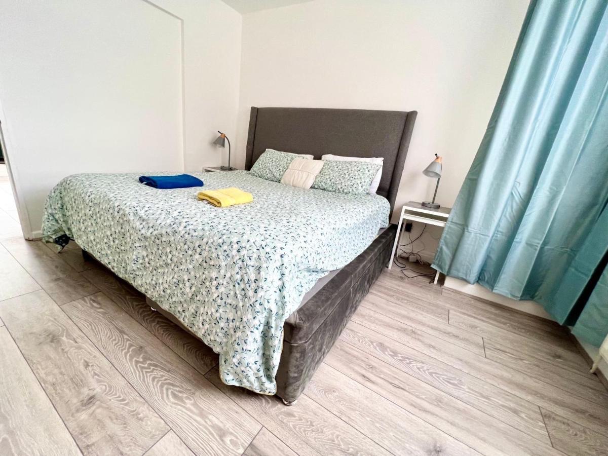 3 Cosy Homes Walking Distance To Mall With Parking Available To Book Separately 3 Bed House Or 1 Bed Apartment Or Studio Londra Exterior foto