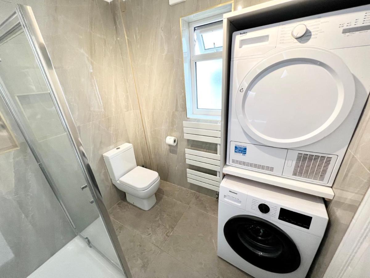 3 Cosy Homes Walking Distance To Mall With Parking Available To Book Separately 3 Bed House Or 1 Bed Apartment Or Studio Londra Exterior foto
