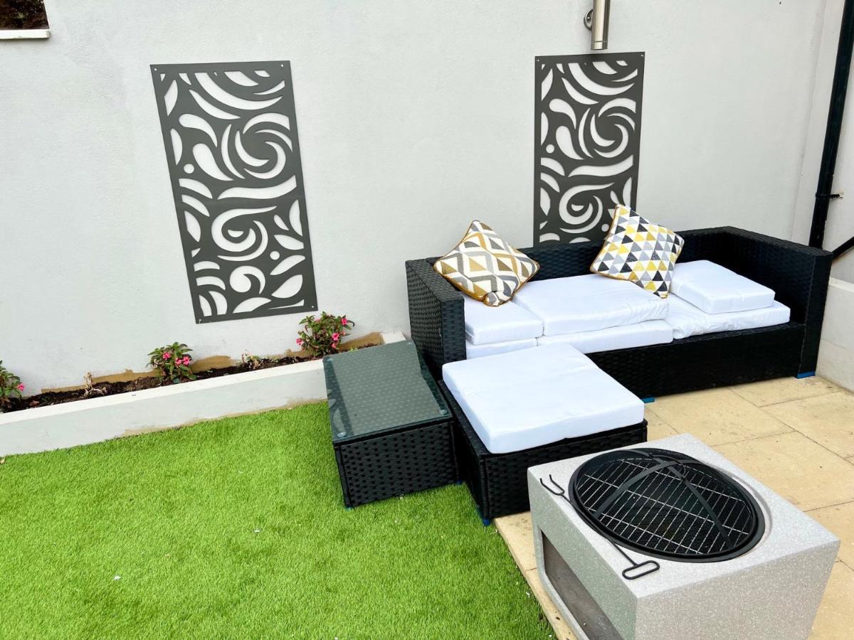 3 Cosy Homes Walking Distance To Mall With Parking Available To Book Separately 3 Bed House Or 1 Bed Apartment Or Studio Londra Exterior foto