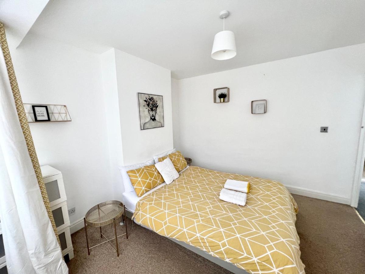 3 Cosy Homes Walking Distance To Mall With Parking Available To Book Separately 3 Bed House Or 1 Bed Apartment Or Studio Londra Exterior foto