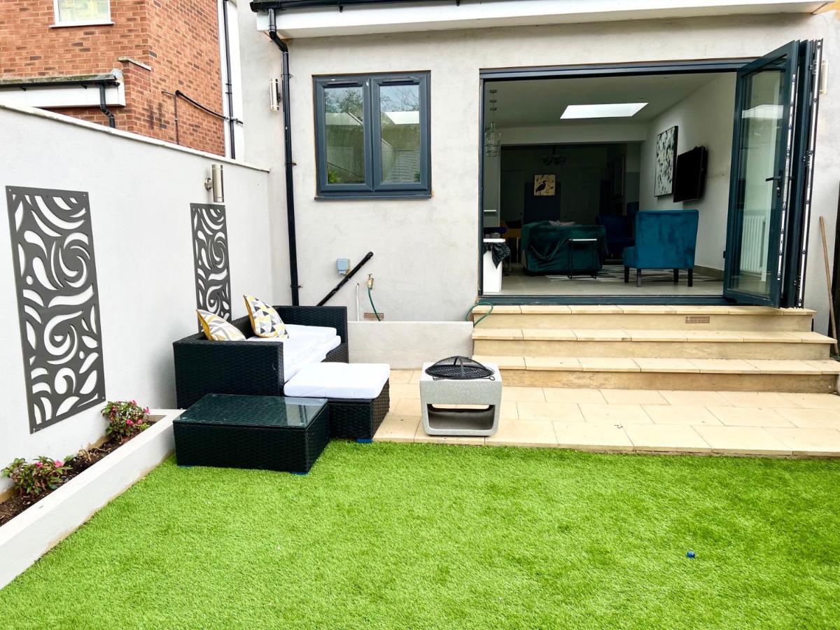 3 Cosy Homes Walking Distance To Mall With Parking Available To Book Separately 3 Bed House Or 1 Bed Apartment Or Studio Londra Exterior foto