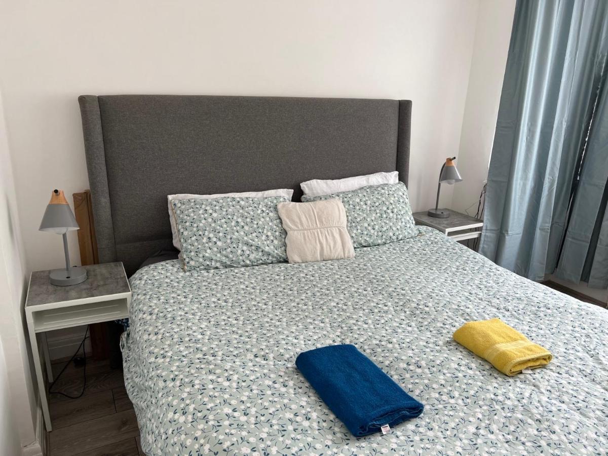 3 Cosy Homes Walking Distance To Mall With Parking Available To Book Separately 3 Bed House Or 1 Bed Apartment Or Studio Londra Exterior foto