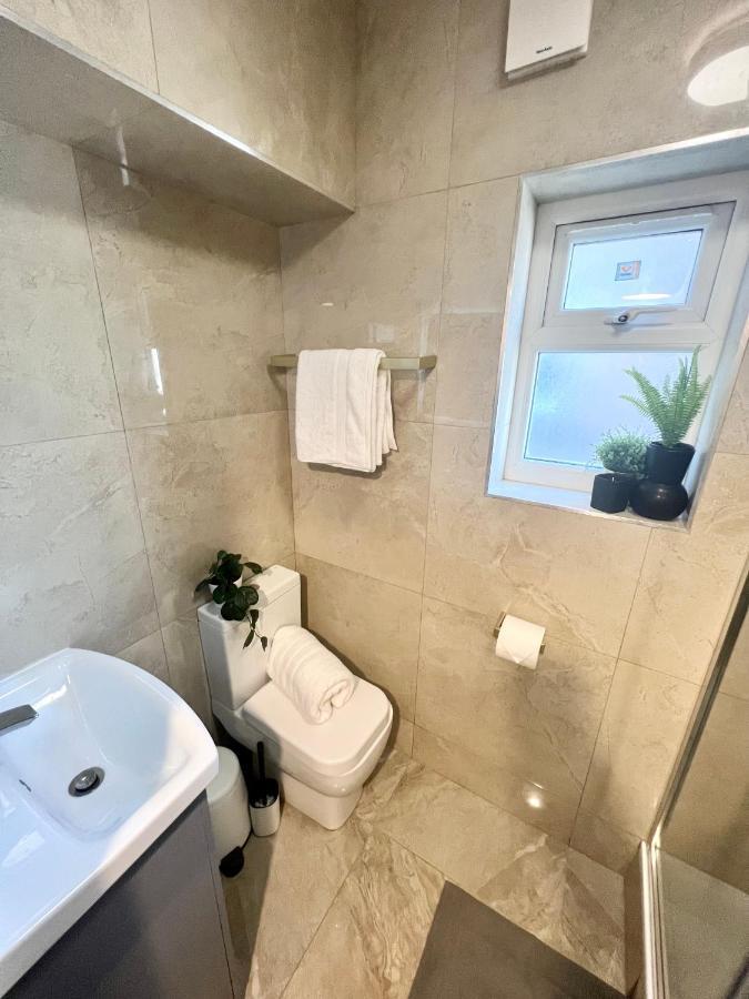 3 Cosy Homes Walking Distance To Mall With Parking Available To Book Separately 3 Bed House Or 1 Bed Apartment Or Studio Londra Exterior foto