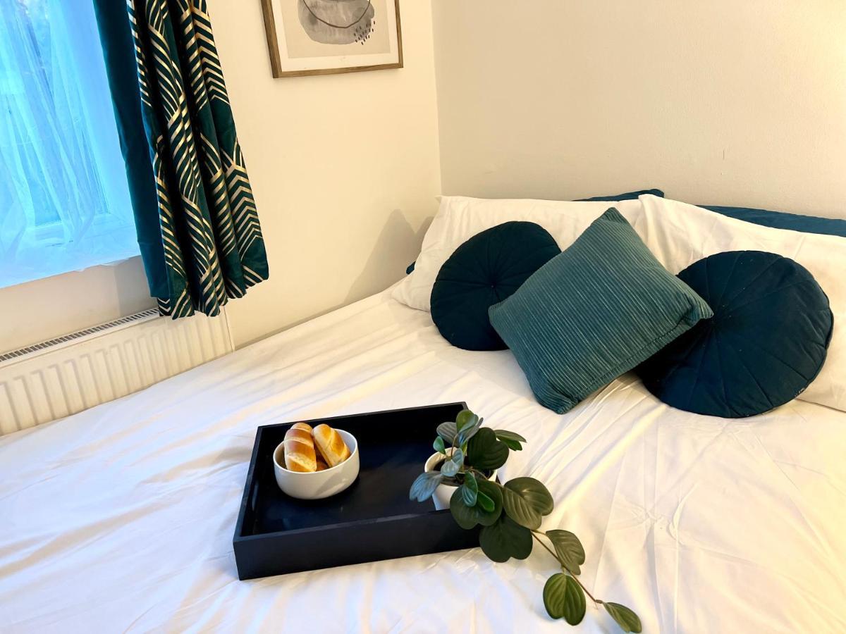 3 Cosy Homes Walking Distance To Mall With Parking Available To Book Separately 3 Bed House Or 1 Bed Apartment Or Studio Londra Exterior foto
