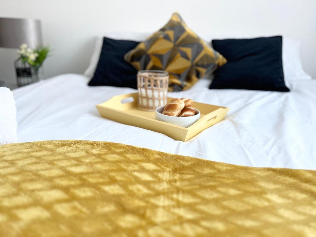 3 Cosy Homes Walking Distance To Mall With Parking Available To Book Separately 3 Bed House Or 1 Bed Apartment Or Studio Londra Exterior foto