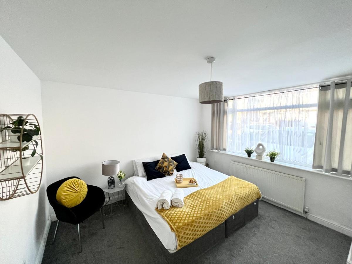 3 Cosy Homes Walking Distance To Mall With Parking Available To Book Separately 3 Bed House Or 1 Bed Apartment Or Studio Londra Exterior foto