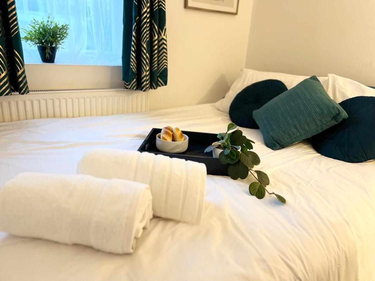 3 Cosy Homes Walking Distance To Mall With Parking Available To Book Separately 3 Bed House Or 1 Bed Apartment Or Studio Londra Exterior foto