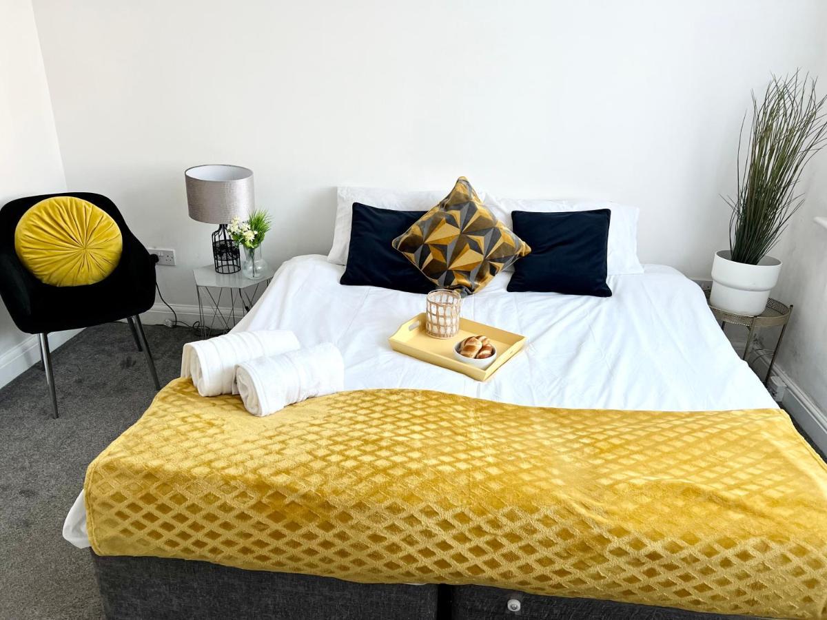 3 Cosy Homes Walking Distance To Mall With Parking Available To Book Separately 3 Bed House Or 1 Bed Apartment Or Studio Londra Exterior foto