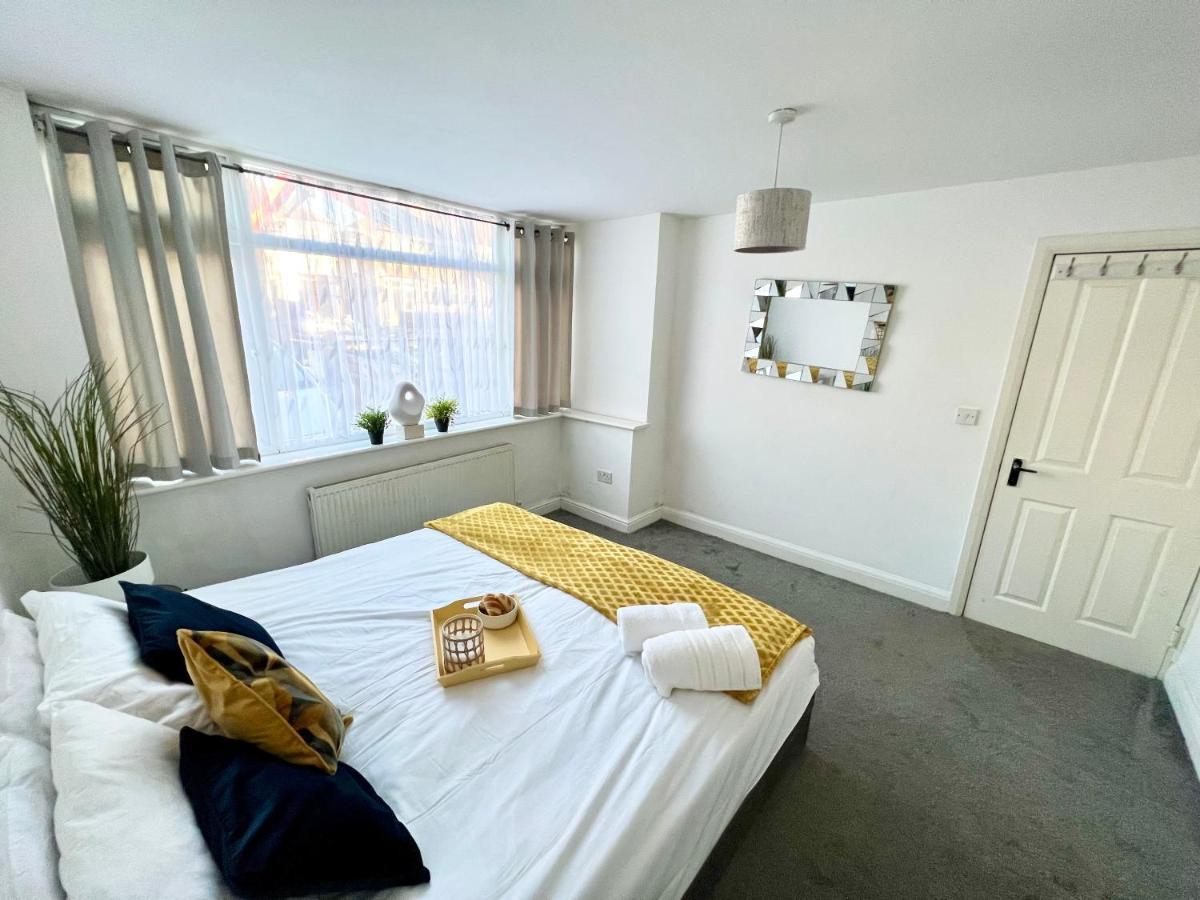 3 Cosy Homes Walking Distance To Mall With Parking Available To Book Separately 3 Bed House Or 1 Bed Apartment Or Studio Londra Exterior foto