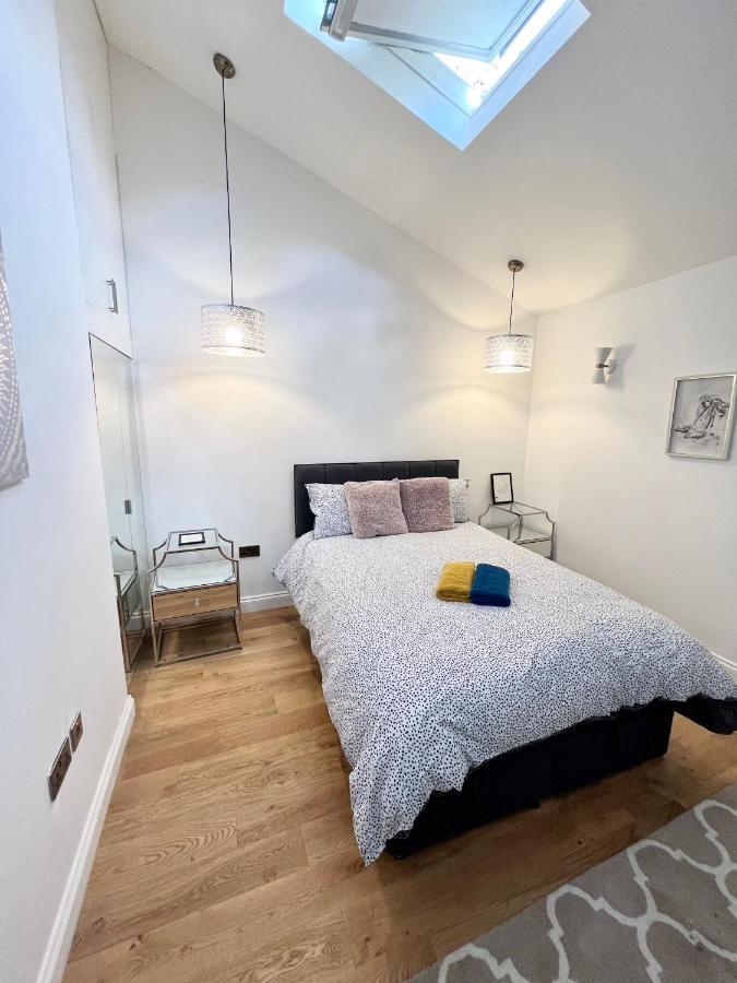 3 Cosy Homes Walking Distance To Mall With Parking Available To Book Separately 3 Bed House Or 1 Bed Apartment Or Studio Londra Exterior foto