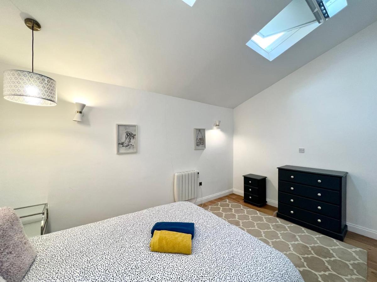3 Cosy Homes Walking Distance To Mall With Parking Available To Book Separately 3 Bed House Or 1 Bed Apartment Or Studio Londra Exterior foto