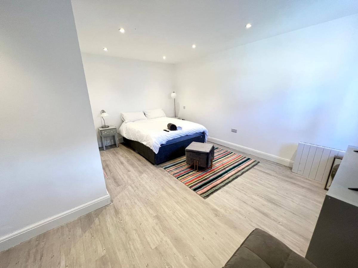 3 Cosy Homes Walking Distance To Mall With Parking Available To Book Separately 3 Bed House Or 1 Bed Apartment Or Studio Londra Exterior foto