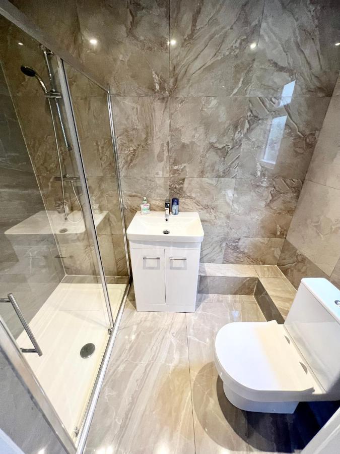 3 Cosy Homes Walking Distance To Mall With Parking Available To Book Separately 3 Bed House Or 1 Bed Apartment Or Studio Londra Exterior foto