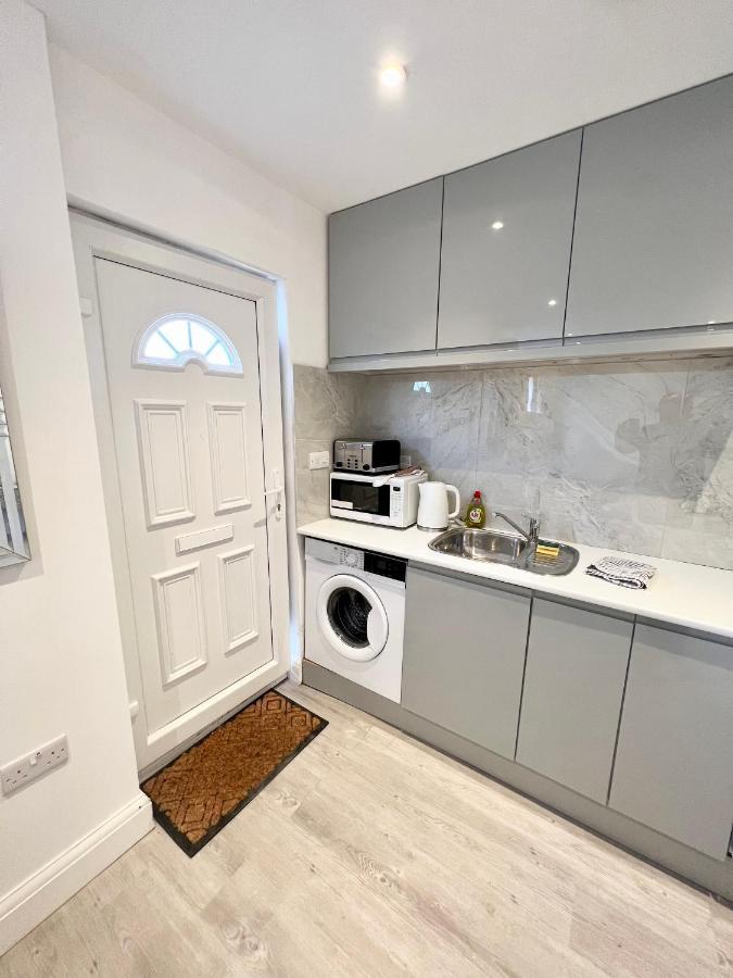 3 Cosy Homes Walking Distance To Mall With Parking Available To Book Separately 3 Bed House Or 1 Bed Apartment Or Studio Londra Exterior foto