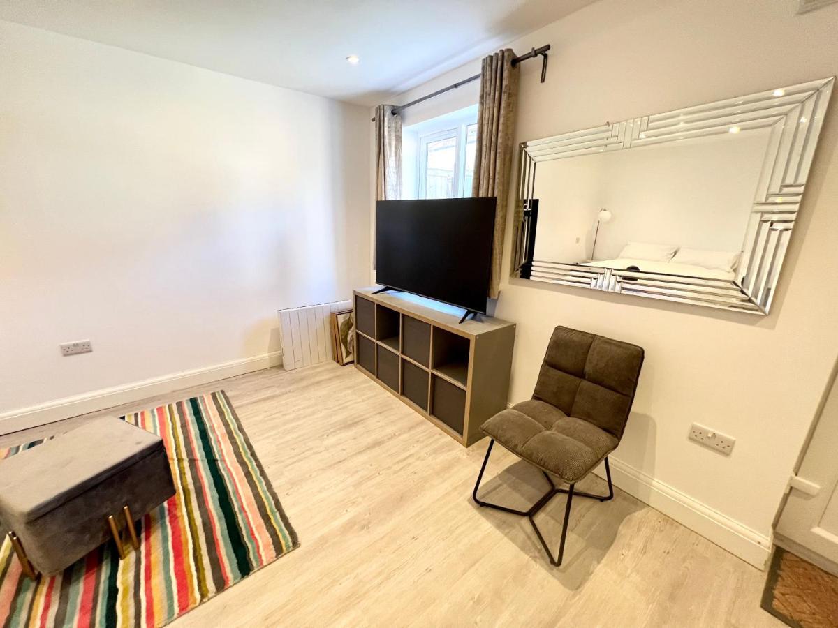 3 Cosy Homes Walking Distance To Mall With Parking Available To Book Separately 3 Bed House Or 1 Bed Apartment Or Studio Londra Exterior foto