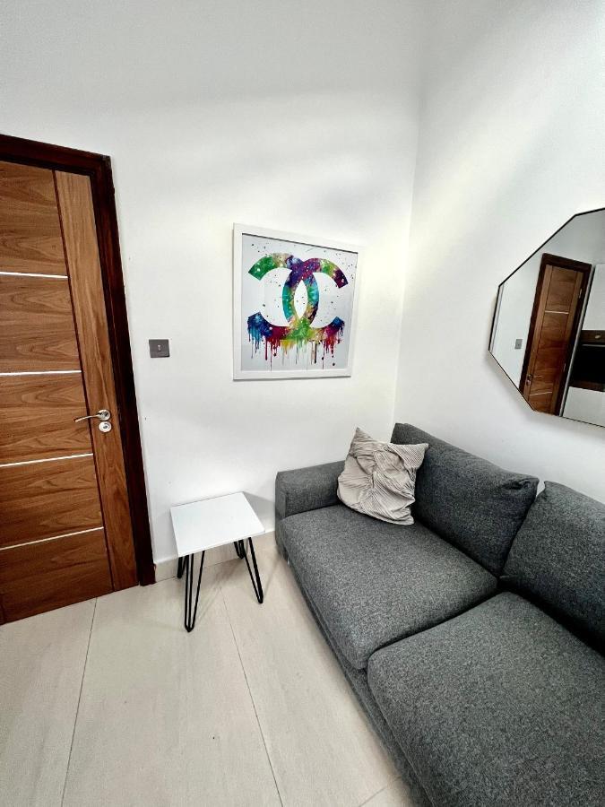 3 Cosy Homes Walking Distance To Mall With Parking Available To Book Separately 3 Bed House Or 1 Bed Apartment Or Studio Londra Exterior foto