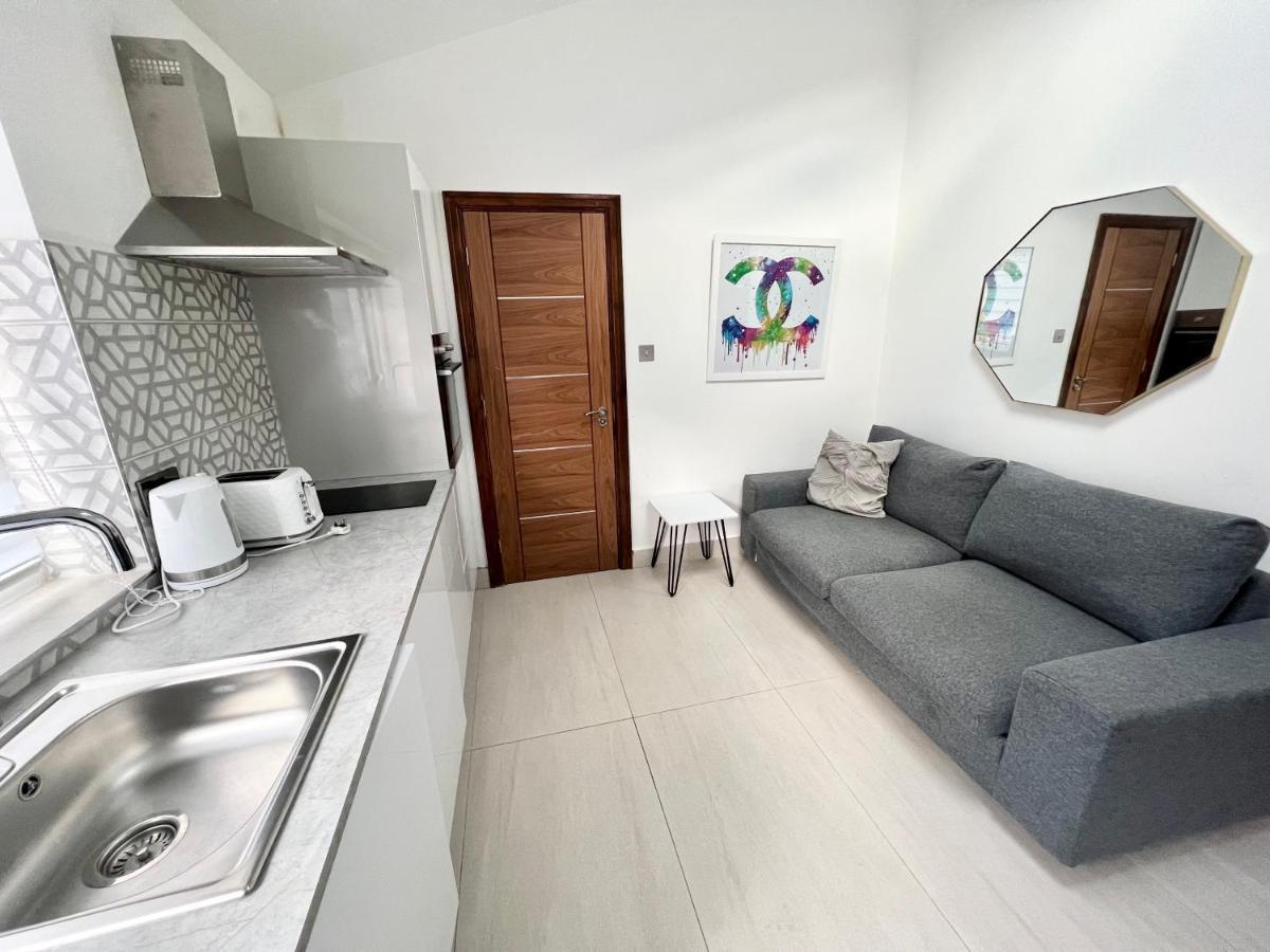 3 Cosy Homes Walking Distance To Mall With Parking Available To Book Separately 3 Bed House Or 1 Bed Apartment Or Studio Londra Exterior foto
