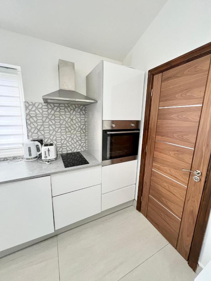3 Cosy Homes Walking Distance To Mall With Parking Available To Book Separately 3 Bed House Or 1 Bed Apartment Or Studio Londra Exterior foto